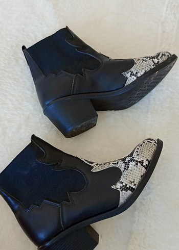 Gri Yılan Desenli Blok Topuklu Kadın Bot - Görsel 3