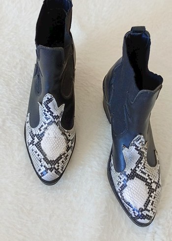 Gri Yılan Desenli Blok Topuklu Kadın Bot - Görsel 4