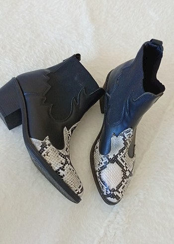 Gri Yılan Desenli Blok Topuklu Kadın Bot - Görsel 2