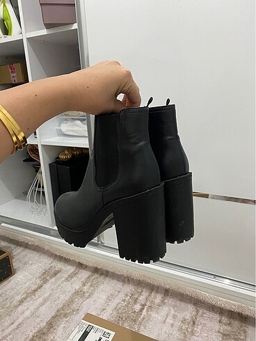 H&M bot