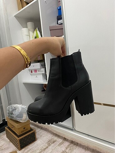 38 Beden siyah Renk H&M bot