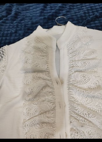 Beyaz Nakışlı Fırfırlı Keten Gömlek - Görsel 5
