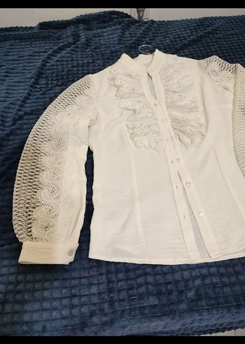 Beyaz Nakışlı Fırfırlı Keten Gömlek - Görsel 2