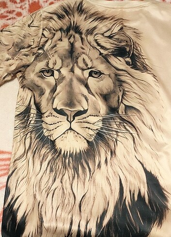 Diğer Aslan figürlü tişört