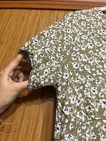 l Beden yeşil Renk 40 beden elbise yırtmaç detaylı v yaka önü düğme detay