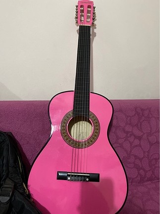 Pembe çoçuk -genç gitarı
