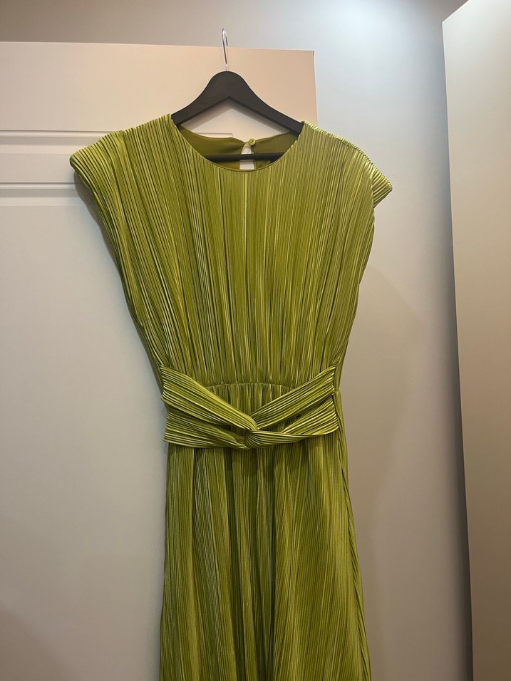 Parlak Yeşil Pilili Uzun Kadın Elbise - Görsel 2