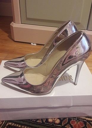 Gümüş stiletto