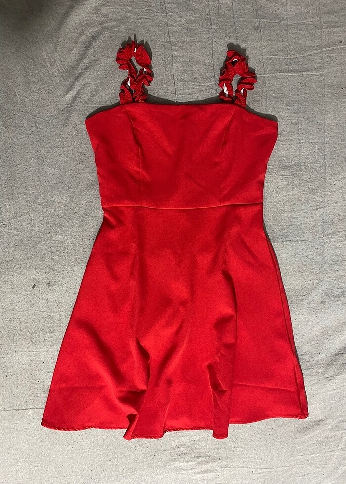 Kırmızı elbise - Görsel 3