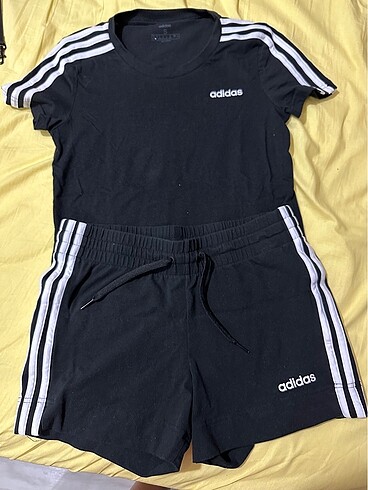 Adidas t-shirt ve şort takım