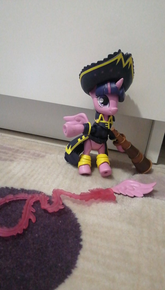 Mor Kıyafetli Aksiyon Figürü - Görsel 2