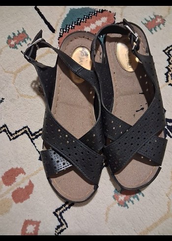 Siyah Delikli Dolgu Topuklu Kadın Sandalet - Görsel 3