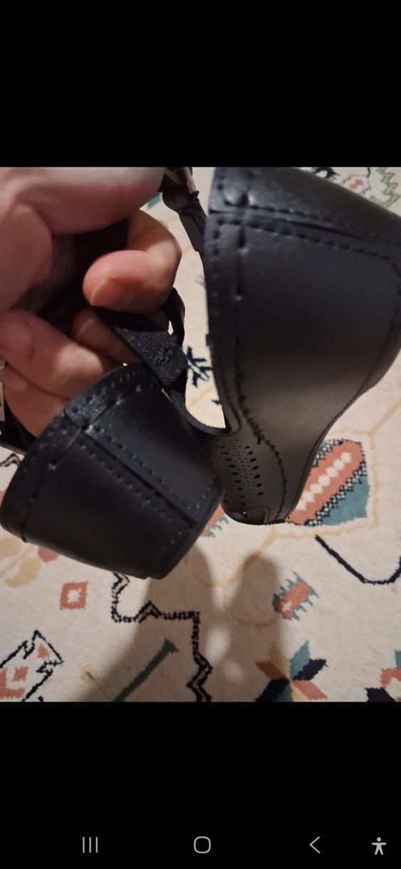 Siyah Delikli Dolgu Topuklu Kadın Sandalet - Görsel 2