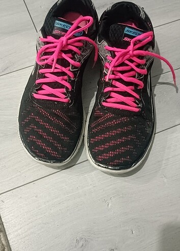 40 Beden siyah Renk Skechers spor ayakkabı 40 numara