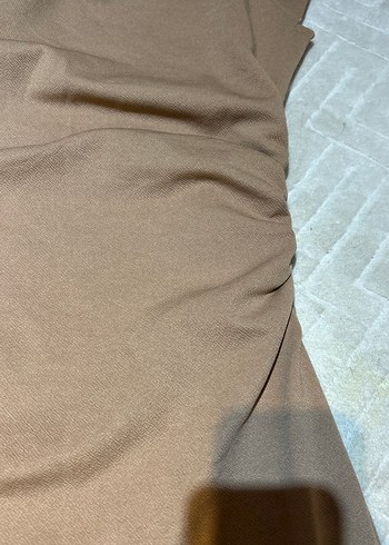 Drapeli Kısa Kollu Bej Midi Elbise - Görsel 2