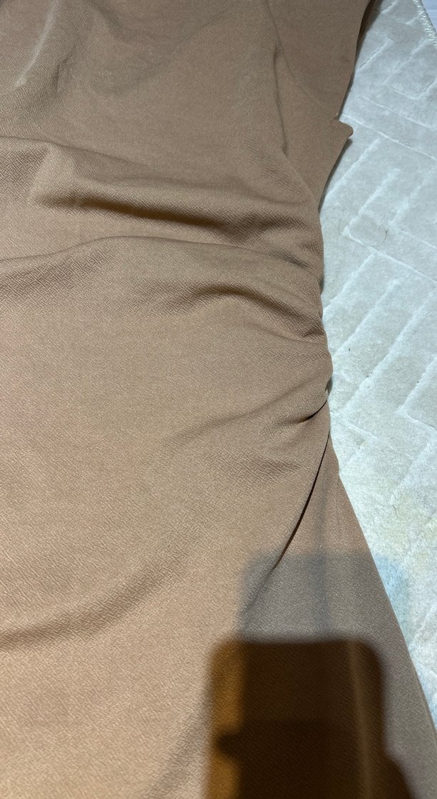 Drapeli Kısa Kollu Bej Midi Elbise - Görsel 2