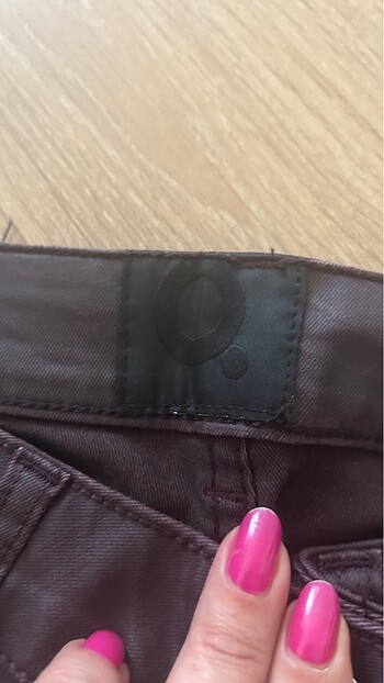 27 Beden Que deri görünümlü bordo pantolon