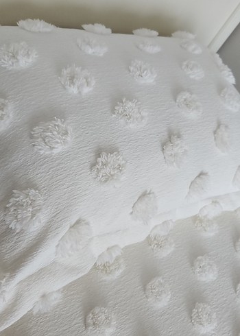 Beyaz Kabartmalı Yatak Örtüsü - Görsel 3