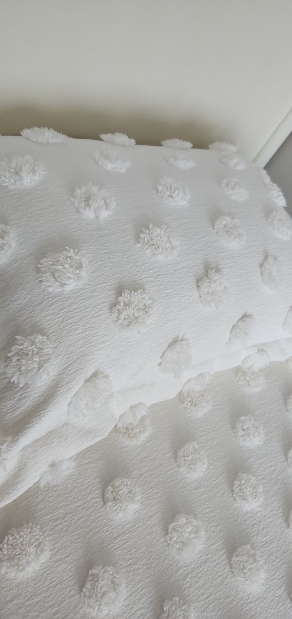 Beyaz Kabartmalı Yatak Örtüsü - Görsel 3