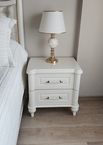 Beyaz ve Altın Masa Lambası - Görsel 2