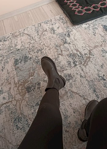 Siyah Deri Tokalı Kadın Botu