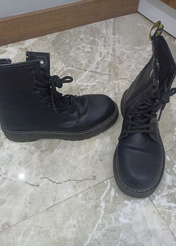 Siyah Bağcıklı Kadın Bot - Görsel 3