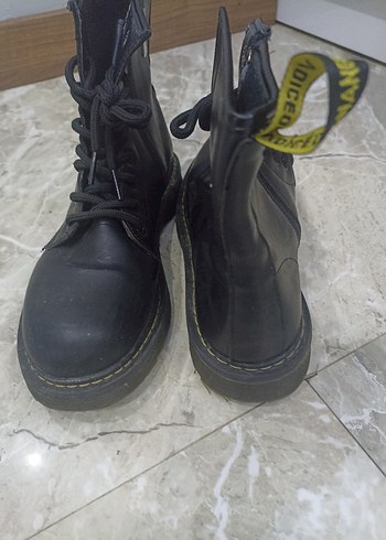 Siyah Bağcıklı Kadın Bot - Görsel 4