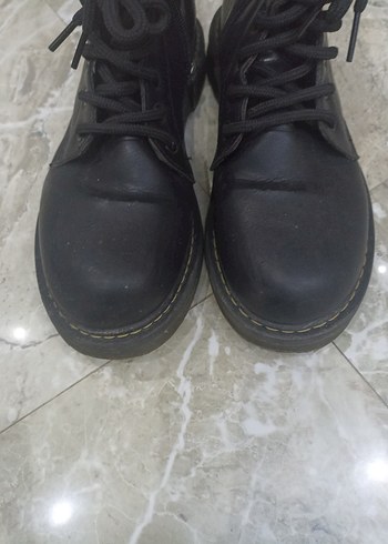 Siyah Bağcıklı Kadın Bot - Görsel 2