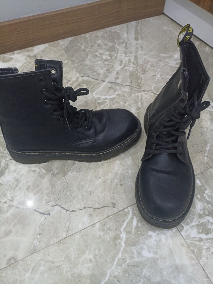 Siyah Bağcıklı Kadın Bot - Görsel 3