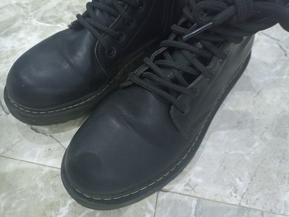 Siyah Bağcıklı Kadın Bot - Görsel 5