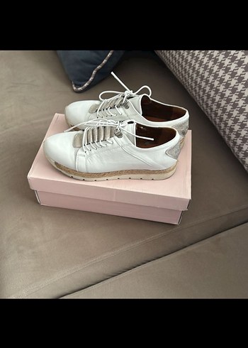 37 Beden Beyaz Dolgu Topuklu Bağcıklı Kadın Spor Ayakkabı