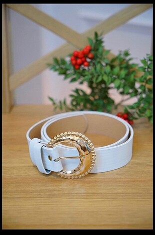 Beyaz gold detaylı kemer