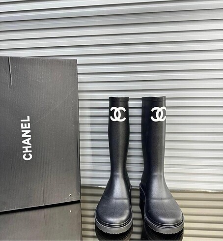 Chanel yağmur çizmesi
