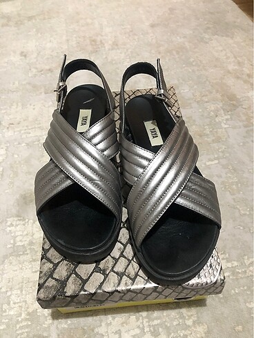 Hotiç yaya marka 37 numara platin gümüş rengi sandalet