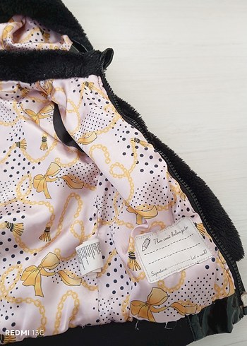 Kız Çocuk Siyah Kürklü Kapüşonlu Mont - Görsel 2