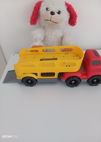 Tır ve bebek oyuncağı