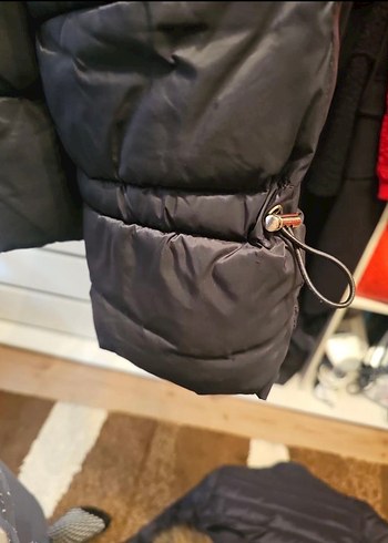 Siyah Kapüşonlu Kadın Kış Montu kol büzgü detaylı - Görsel 5