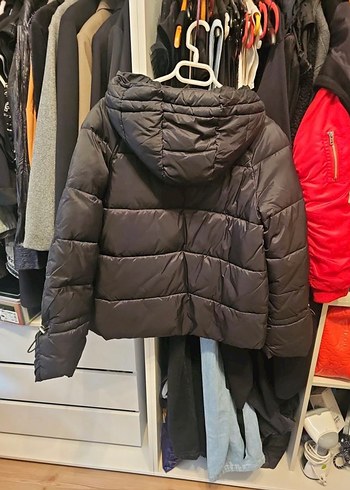 Siyah Kapüşonlu Kadın Kış Montu kol büzgü detaylı - Görsel 3