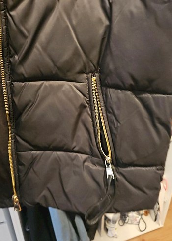 Siyah Kapüşonlu Kadın Kış Montu kol büzgü detaylı - Görsel 4