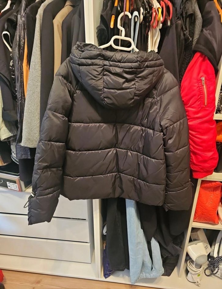 Siyah Kapüşonlu Kadın Kış Montu kol büzgü detaylı - Görsel 3