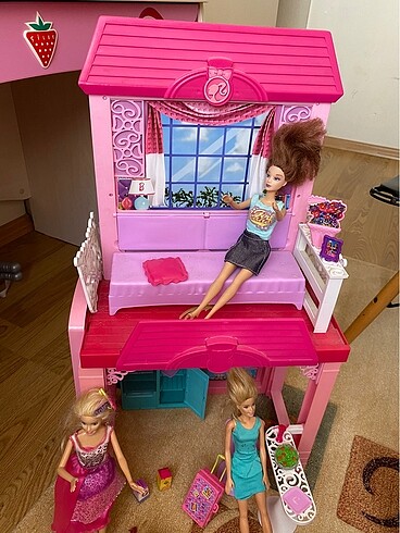  Barbie evi ve bebekleri