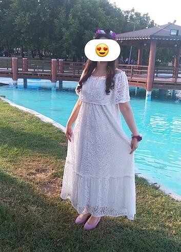 Beyaz dantelli elbise
