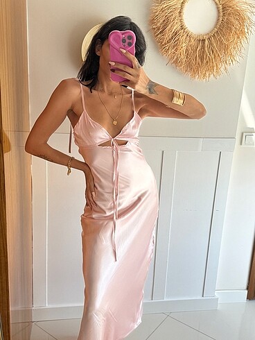Pembe saten elbise