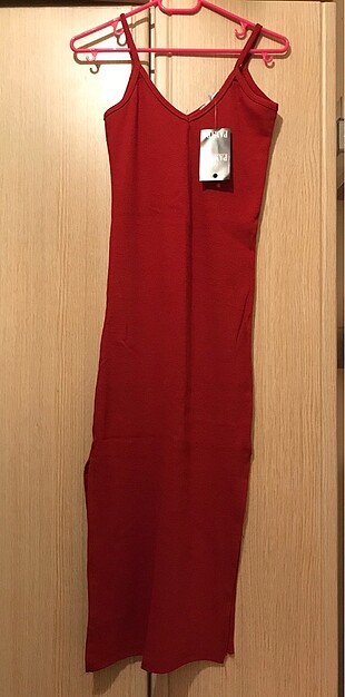 Kırmızı Yırtmaçlı Elbise
