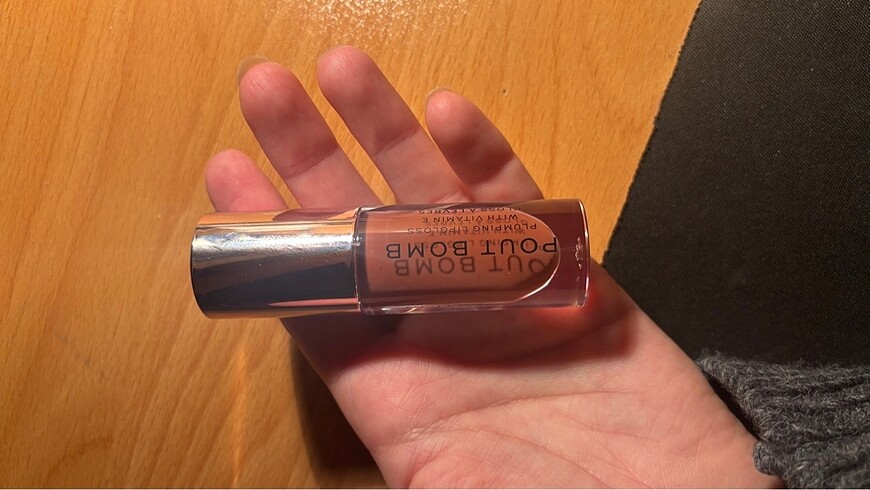 Revolution Revolution Pout Bomb