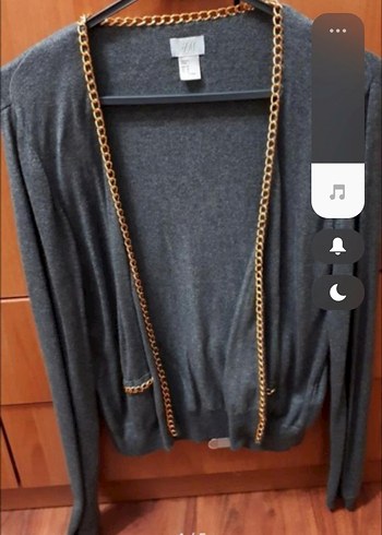 Zincir Detaylı Gri V Yaka Triko Hırka - Görsel 2