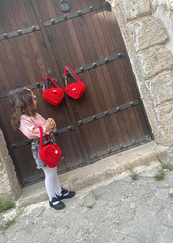 Beden Nakışlı Kırmızı Örgü Kalp Çanta