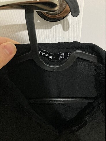 l Beden siyah Renk Bershka siyah gömlek
