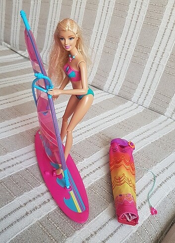  Beden Barbie ve sörf tahtası
