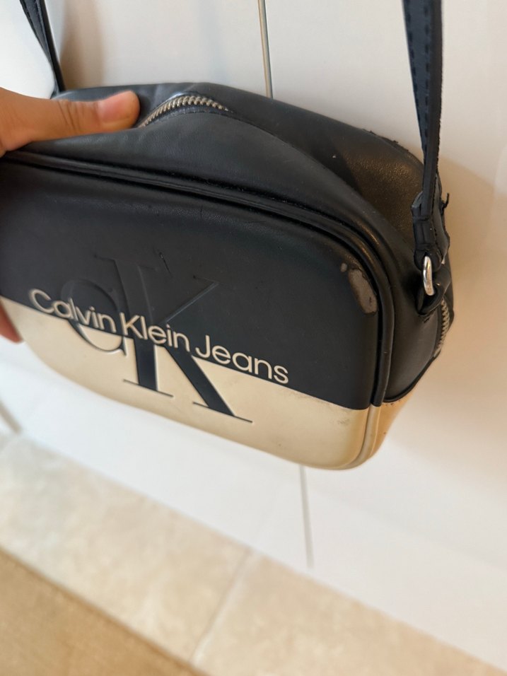 Calvin Klein Jeans Siyah-Beyaz Çapraz Çanta — görsel 2/5